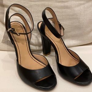 Pour la Victoire Violeta Black Vachetta ankle wrap sandal. Size 7.